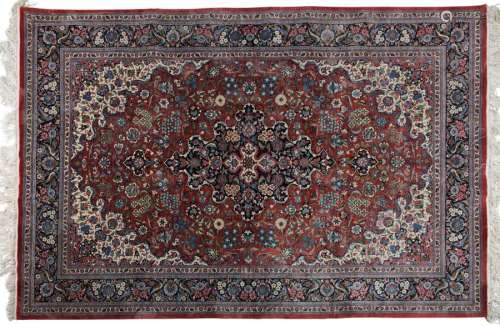 IRAN Beau tapis en laine et soie à décor d'un gran…