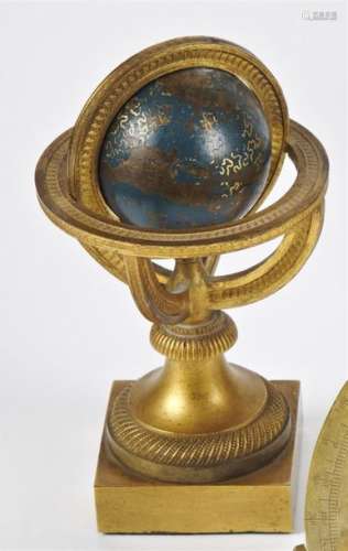 GLOBE en bronze ciselé et doré, la sphère en fonte…
