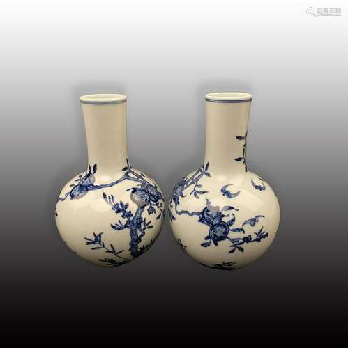 Pair of Chinese Blue-White Porcelain Vase 'Qianlong'