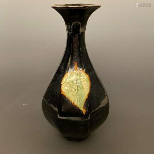 Chinese Jizhou Kiln 'Leaf' Figured Vase