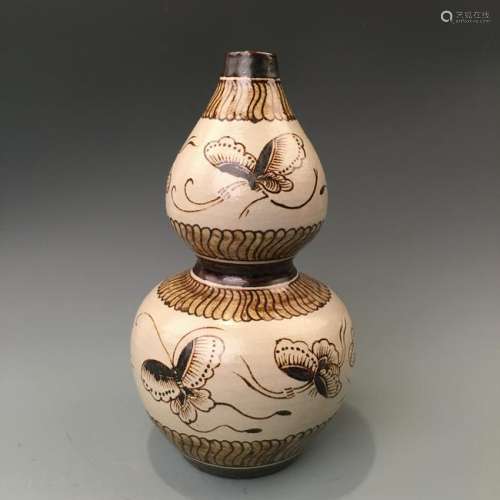 Chinese Cizhou Kiln Gourd Shaped 'Butterfly' Vase