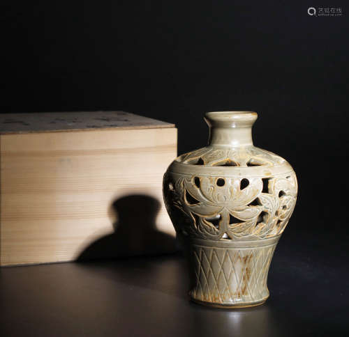 A LONGQUAN YAO CARVED 'LOTUS' VASE