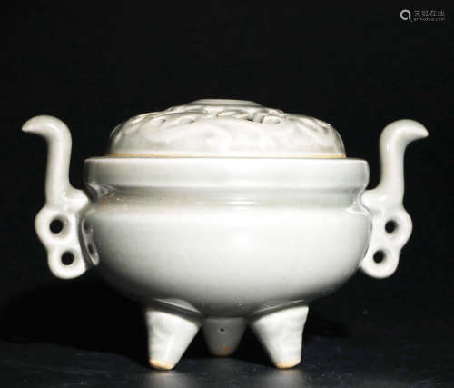 A LONGQUAN YAO TRIPOD CENSER