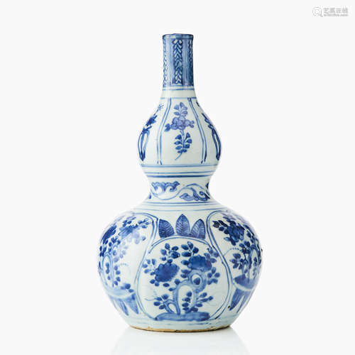 145. A blue and white double-gourd vase