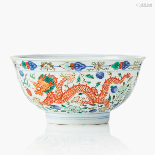 179. A Wucai ‘Dragon and Phoenix’ Bowl