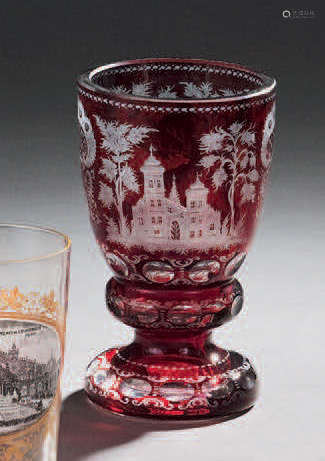 Verre en verre doublé rouge à décor de château et …