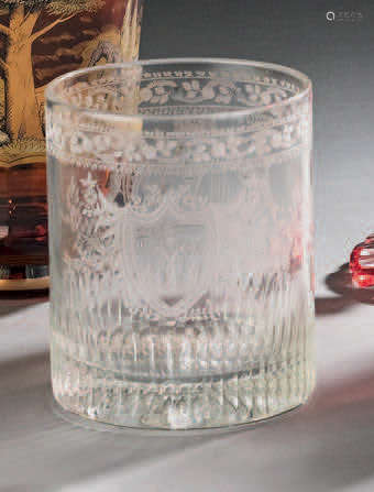 Un verre de marié litron en verre taillé et gravé …