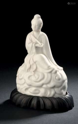 Guanine assise sur un nuage en porcelaine, émaillé…