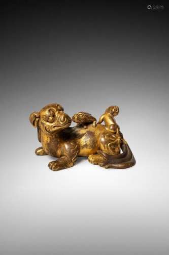 CHINE \nStatuette en bronze doré de chimère assise …