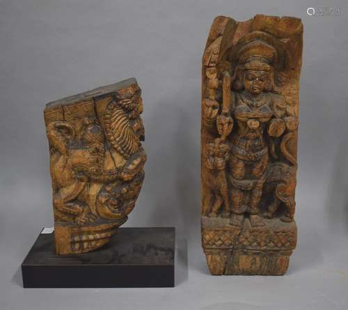 INDE Vers 1900 \nDeux bois de char sculptés, l'un à…