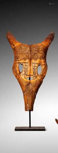 Masque en crâne d'animal à deux cornes décoré de s…