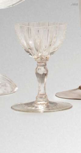 Petit verre en verre taillé et gravé, coupe évasée…