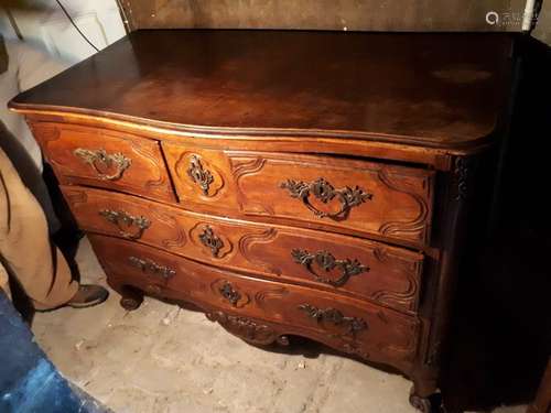 Commode de forme chantournée en bois de noyer scul…