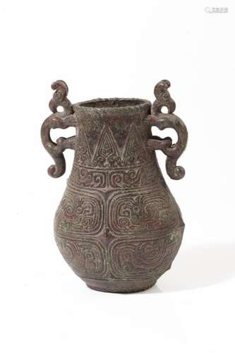 Chine, XVIIe siècle \nPetit vase hu en bronze à déc…