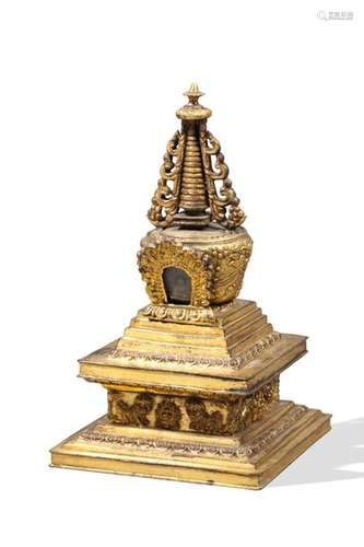 Tibet, XIXe siècle \nStupa en bronze doré, reposant…