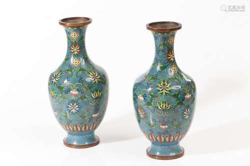 Chine, fin XIXe siècle \nPaire de petits vases en é…