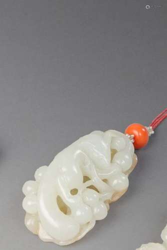 Chine, \nPendentif en jade blanc céladon veiné de…