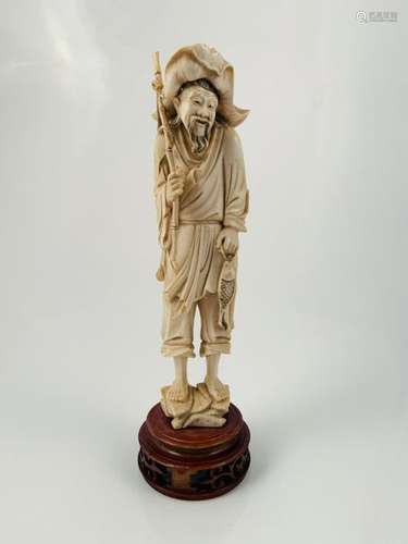 Chine, vers 1920 \nStatuette en ivoire, représentan…