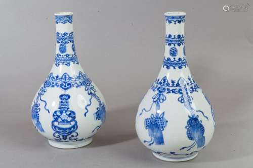 Chine, période Kangxi \nPaire de vases bouteilles à…