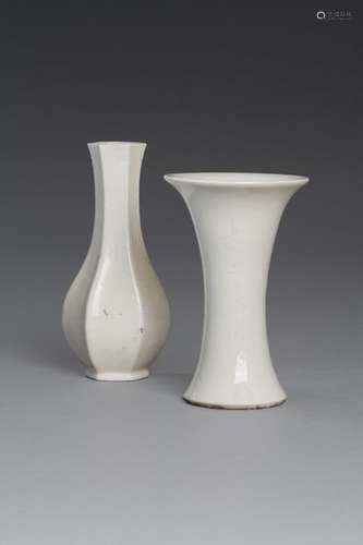 Chine, XVIIIe siècle \nLot de deux vases en blanc d…