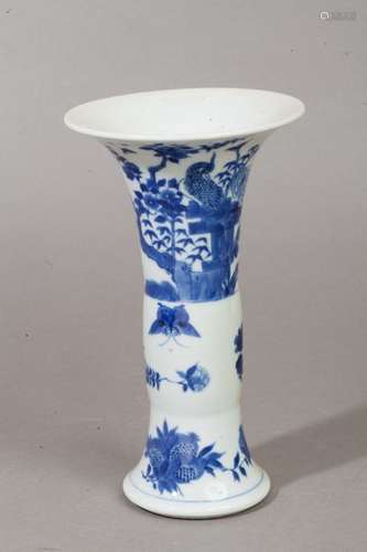 Chine, vers 1900 \nVase gu en porcelaine blanche à …