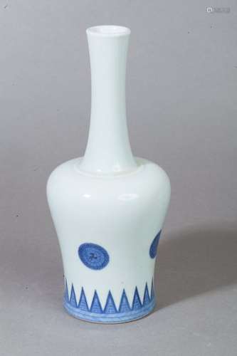 Chine, \nPetit vase bouteille en porcelaine bleu bl…