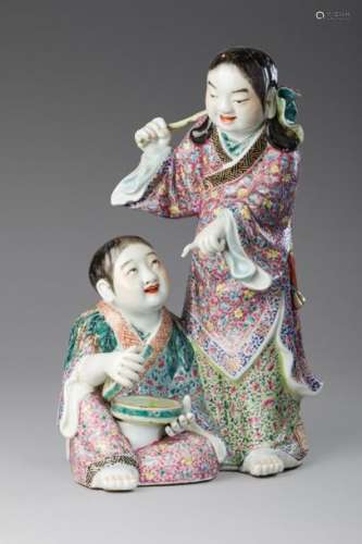 Chine, XIXe siècle \nStatuette en porcelaine et éma…