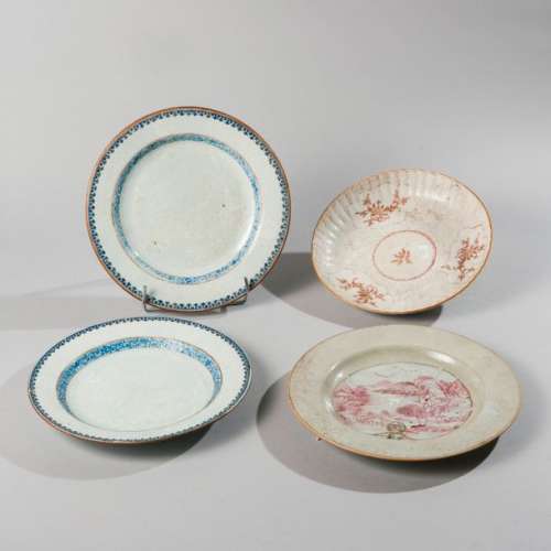 Lot composé de quatre assiettes en porcelaine émai…