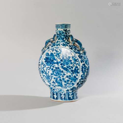 Vase en porcelaine bleu blanc de forme gourde à pa…