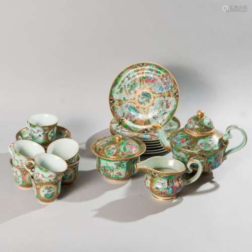 Service à thé en porcelaine à décor en polychromie…
