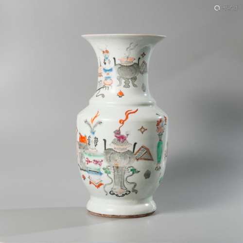 Vase balustre en porcelaine émaillée blanc à décor…
