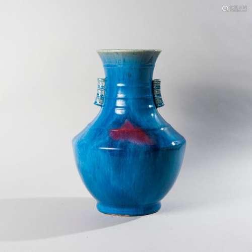 Vase balustre à anses tubulaires en porcelaine éma…