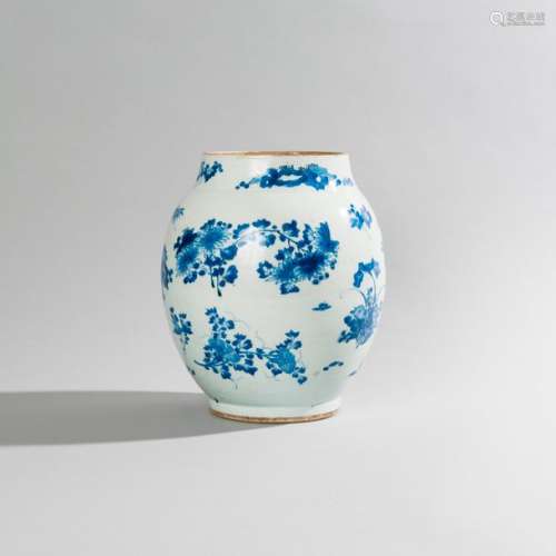 Un vase de forme olive en porcelaine de Chine bleu…