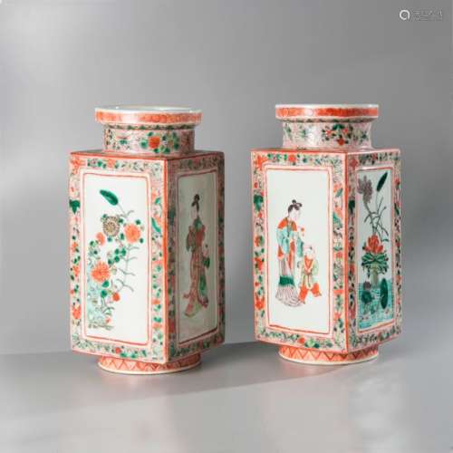 Paire de vases de forme Cong en porcelaine à décor…