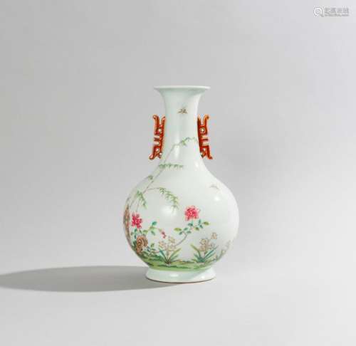 Vase balustre en porcelaine à décor aux émaux poly…