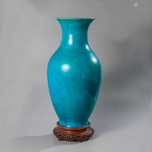 Vase balustre en porcelaine émaillée bleu turquois…