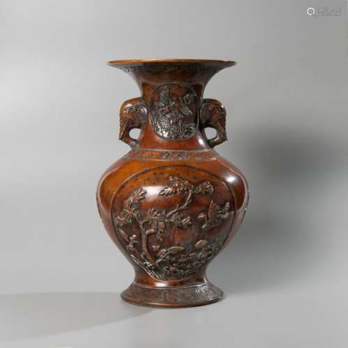 Vase balustre en bronze à décor sculpté de chauve …