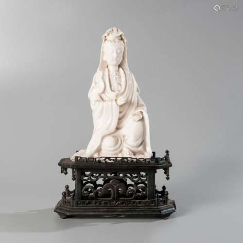 Statuette de Guanyin en porcelaine blanc de Chine …