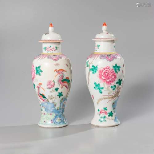 Paire de vases balustre en porcelaine émaillée bla…