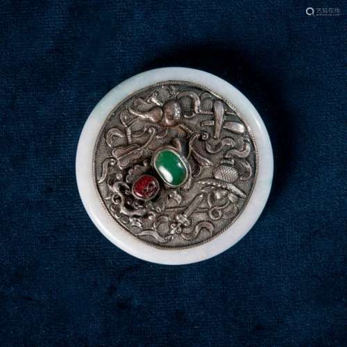 Petit miroir en argent cerclé de jade à décor scul…