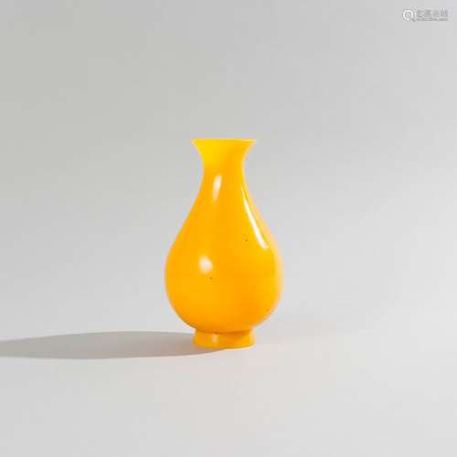 Vase en forme yuhuchun en verre de pékin, porte la…