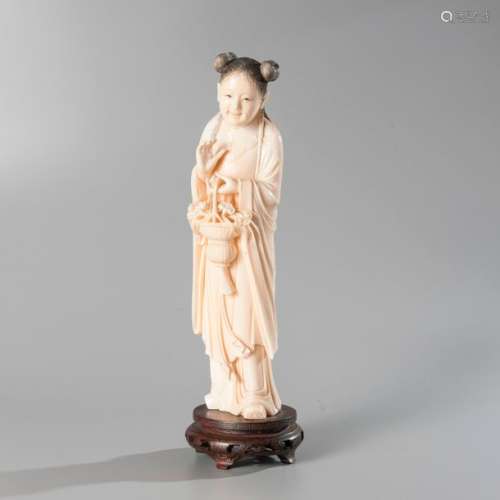 Statuette en ivoire représentant une femme tenant …