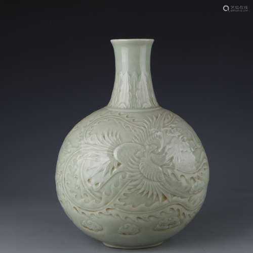 A Green glazed moon holding vase with dragon pattern in Qianlong period