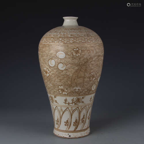 A Plum vase with colored fish and algae pattern in Yuan Dynasty