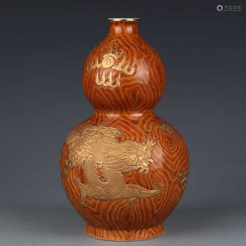 A Qianlong gold gourd with wood pattern glaze and dragon pattern
