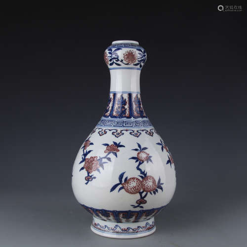 A Qianlong bottle like the head of garlic with blue and white and red twig pattern