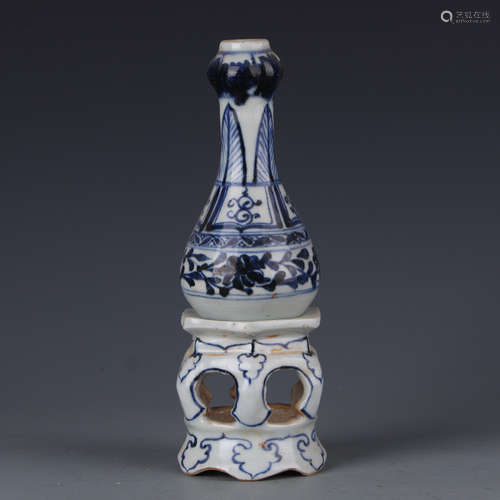 A Blue and white bottle like the head of garlic in Yuan Dynasty