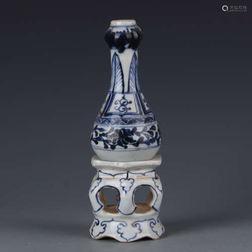 A Blue and white bottle like the head of garlic in Yuan Dynasty