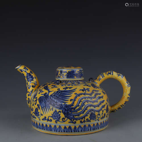 A Xuande pot with yellow land and blue and white phoenix pattern