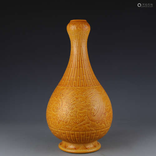 A Qianlong yellow glazed bottle like the head of garlic with dark dragon pattern